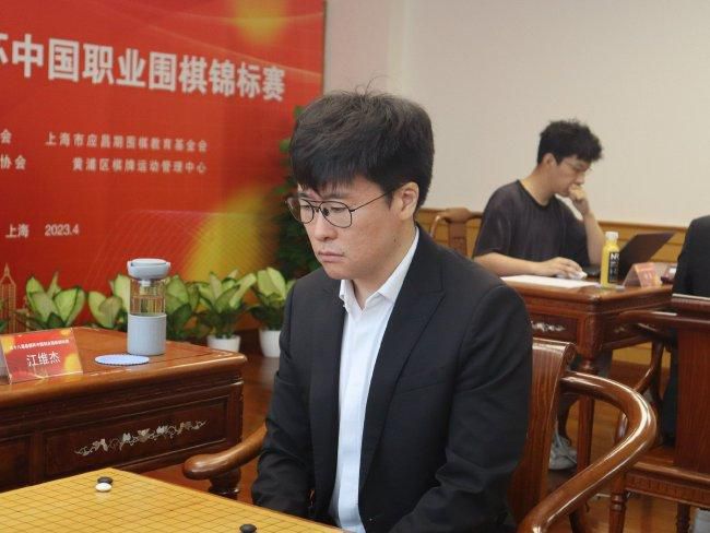 在此次发布的定档海报中，三位;闺蜜团成员陈意涵、薛凯琪、张钧甯集体躺在白色丝绒花瓣上，造型唯美，少女感十足